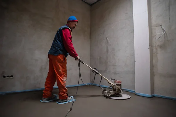 Trabalhador Realizando Polimento Areia Betonilha Cimento Canteiro Obras Novo Apartamento — Fotografia de Stock