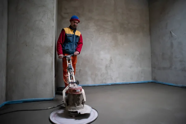 Trabalhador Realizando Polimento Areia Betonilha Cimento Canteiro Obras Novo Apartamento — Fotografia de Stock