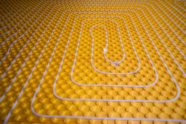 Žlutá Podlahová Topná Instalace Bílými Polyetylenovými Trubkami Staveništi Nového Dvoupodlažního — Stock fotografie