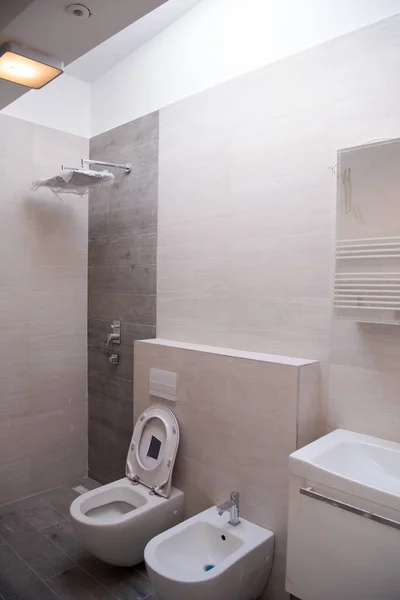 進行中の仕事豪華なスタイリッシュな未完成のバスルームトイレ付きのインテリア壁にビデシンク空想シャワー — ストック写真
