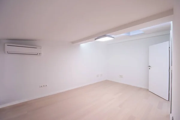 Interior Sala Vazia Com Piso Madeira Janela Telhado Condicionado Parede — Fotografia de Stock