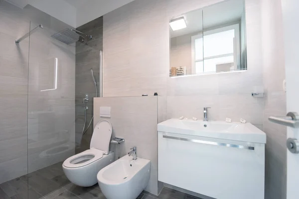 豪华时尚的浴室内部 墙壁上有厕所 浴盆和宽敞的玻璃淋浴房 — 图库照片