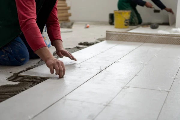 Trabalhador Qualificado Instalando Telhas Efeito Madeira Cerâmica Chão Trabalhador Fazendo — Fotografia de Stock