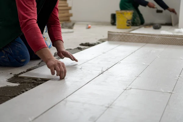 Geschoolde Werknemer Installeren Van Keramische Hout Effect Tegels Vloer Werknemer — Stockfoto