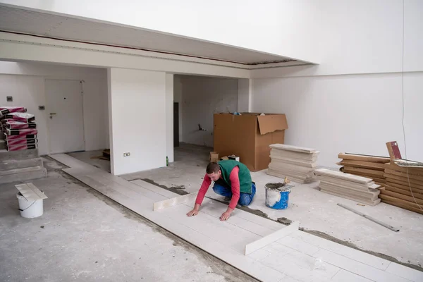 Trabajador Cualificado Que Instala Las Baldosas Efecto Madera Cerámica Piso — Foto de Stock