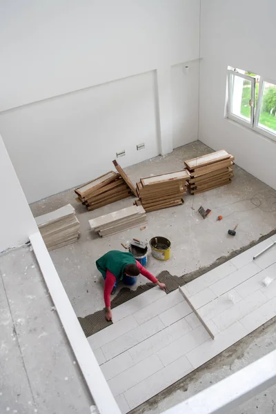 Trabajador Cualificado Que Instala Las Baldosas Efecto Madera Cerámica Piso — Foto de Stock