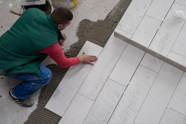 Trabalhador Qualificado Instalando Telhas Efeito Madeira Cerâmica Chão Trabalhador Fazendo — Fotografia de Stock