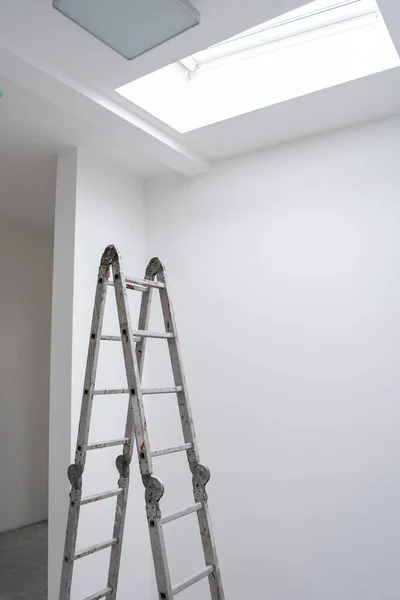 Ladder Het Interieur Van Appartement Tijdens Bouw Verbouwing Renovatie Uitbreiding — Stockfoto