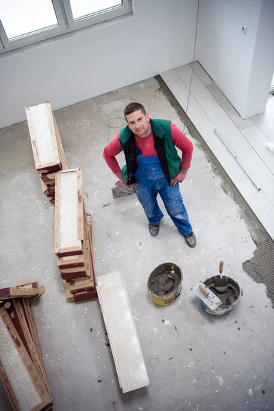 Wykwalifikowany Pracownik Montujący Ceramiczne Płytki Efektowe Drewna Podłodze Pracownik Wykonujący — Zdjęcie stockowe