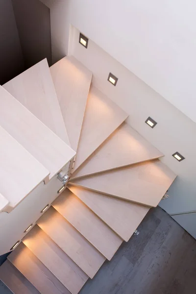 Intérieur Élégant Avec Escalier Bois Dans Grand Appartement Moderne Luxe — Photo