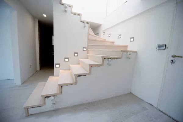 Intérieur Élégant Avec Escalier Bois Dans Grand Appartement Moderne Luxe — Photo