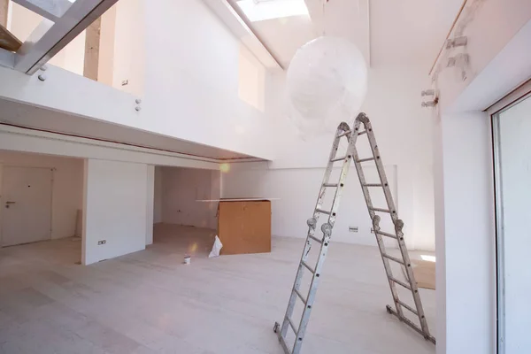 Ladder Het Interieur Van Appartement Tijdens Bouw Verbouwing Renovatie Uitbreiding — Stockfoto