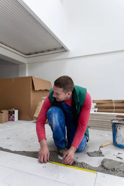 Skilled Worker Installing Ceramic Wood Effect Tiles Floor Worker Making — Stock Photo, Image