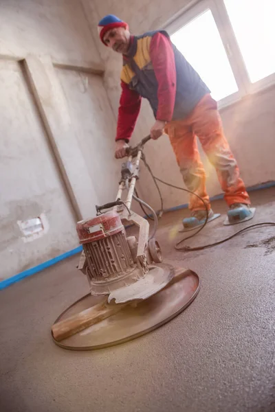 Lavoratore Esecuzione Lucidatura Sabbia Cemento Massetto Sul Cantiere Nuovo Appartamento — Foto Stock