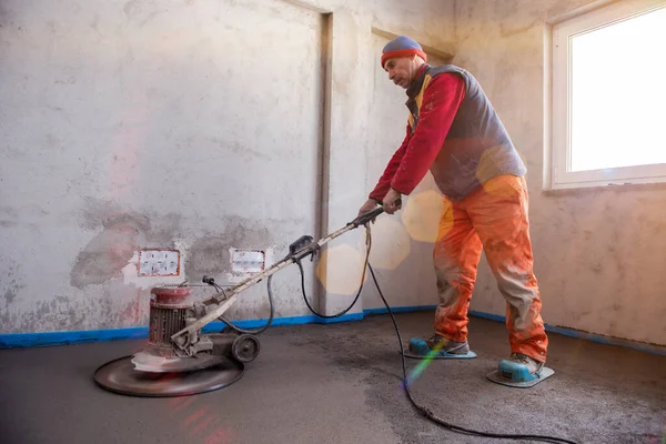 Arbeider Som Utfører Polerer Sand Sementgulv Byggeplassen Til Toetasjes Leilighet – stockfoto