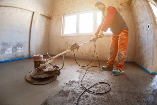 Trabalhador Realizando Polimento Areia Betonilha Cimento Canteiro Obras Novo Apartamento — Fotografia de Stock