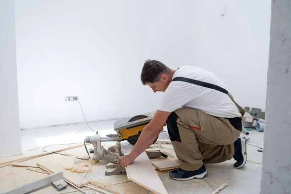 Travailleur Professionnel Planche Découper Avec Scie Circulaire Électrique Lors Installation — Photo