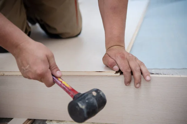 Carpinteiro Profissional Usando Martelo Borracha Durante Instalação Novo Piso Madeira — Fotografia de Stock