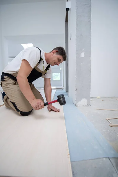 Professionele Timmerman Met Behulp Van Rubberen Hamer Tijdens Het Installeren — Stockfoto