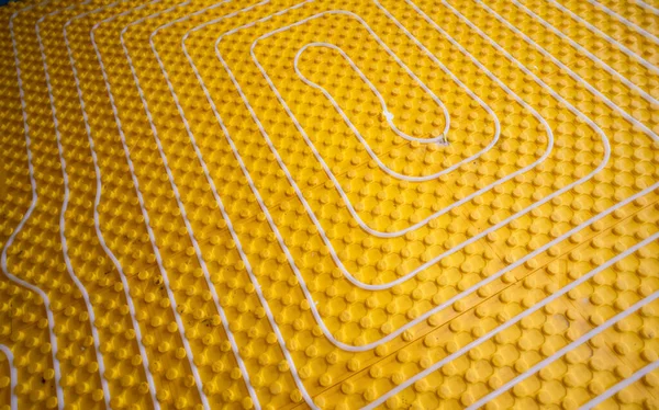 Gelbe Fußbodenheizung Mit Weißen Polyethylenrohren Auf Der Baustelle Der Neuen lizenzfreie Stockfotos