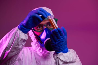 Coronavirus, Doktor elinde pozitif covid-19 virüsü kan örneği test tüpü ve ilaç tedavisi