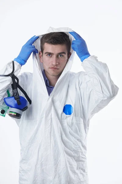 コロナウイルスによる保護生物学的スーツとマスクを身に着けている医師2019 Ncv世界的なパンデミック警告と白い背景を背景にした危険性 — ストック写真