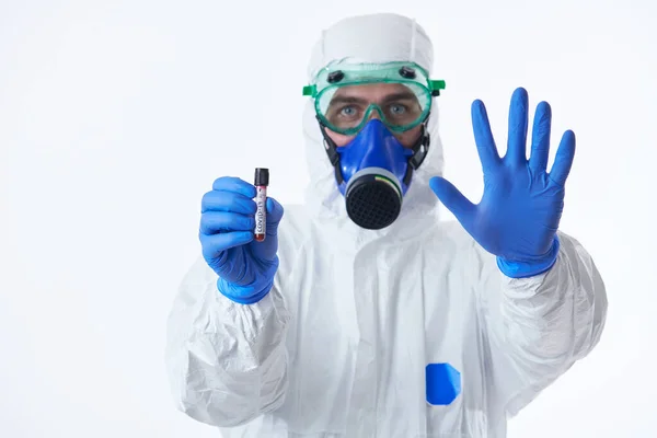 코로나 바이러스 의사는 바이러스 테스트 튜브를 생명에 위협이 유행병을 지니고 — 스톡 사진
