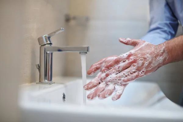 Coronavirus Infektion Und Ausbreitungsprophylaxe Richtiges Händewaschen Mit Flüssigseife Hygiene Männliche — Stockfoto