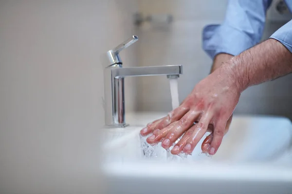 珊瑚病毒感染和传播预防 正确洗手用的是液体肥皂 清洁男性抗菌手洗澡间内的水洗密闭 — 图库照片