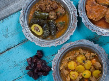 Bayram Mübarek Geleneksel Ramazan iftar yemeği. Ahşap mavi arka planda otantik kırsal tabaklarda çeşitli lezzetli yemekler. Bosna yemeği kebabı, pide, sarma, klepe, sogan dolma, kızarmış köfte. Ortadoğu tarihleri. Türk mutfağı. Üst v