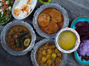 Bayram Mübarek Geleneksel Ramazan iftar yemeği. Ahşap masa arkasında otantik kırsal tabaklarda çeşitli lezzetli yemekler. Bosna yemeği kebabı, pide, sarma, klepe, sogan dolma, kızarmış köfte. Ortadoğu tarihleri. Türk mutfağı. Üst 