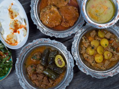 Bayram Mübarek Geleneksel Ramazan iftar yemeği. Ahşap masa arkasında otantik kırsal tabaklarda çeşitli lezzetli yemekler. Bosna yemeği kebabı, pide, sarma, klepe, sogan dolma, kızarmış köfte. Ortadoğu tarihleri. Türk mutfağı. Üst 