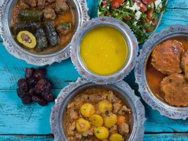 Bayram Mübarek Geleneksel Ramazan iftar yemeği. Ahşap mavi arka planda otantik kırsal tabaklarda çeşitli lezzetli yemekler. Bosna yemeği kebabı, pide, sarma, klepe, sogan dolma, kızarmış köfte. Ortadoğu tarihleri. Türk mutfağı. Üst v