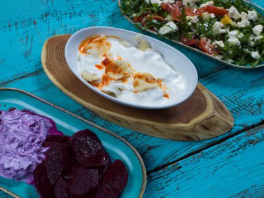 Bayram Mübarek Geleneksel Ramazan iftar yemeği. Ahşap mavi arka planda otantik kırsal tabaklarda çeşitli lezzetli yemekler. Bosna yemeği kebabı, pide, sarma, klepe, sogan dolma, kızarmış köfte. Ortadoğu tarihleri. Türk mutfağı. Üst v