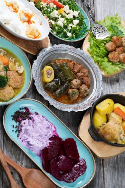 Bayram Mübarek Geleneksel Ramazan iftar yemeği. Ahşap mavi arka planda otantik kırsal tabaklarda çeşitli lezzetli yemekler. Bosna yemeği kebabı, pide, sarma, klepe, sogan dolma, kızarmış köfte. Ortadoğu tarihleri. Türk mutfağı. Üst v