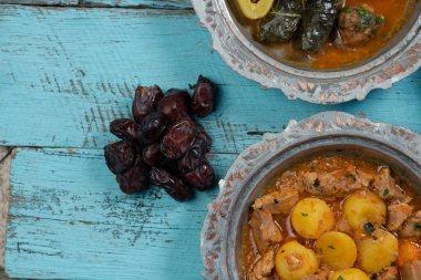 Bayram Mübarek Geleneksel Ramazan iftar yemeği. Ahşap mavi arka planda otantik kırsal tabaklarda çeşitli lezzetli yemekler. Bosna yemeği kebabı, pide, sarma, klepe, sogan dolma, kızarmış köfte. Ortadoğu tarihleri. Türk mutfağı. Üst v