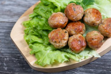 Bayram Mübarek Geleneksel Ramazan iftar yemeği. Ahşap mavi arka planda otantik kırsal tabaklarda çeşitli lezzetli yemekler. Bosna yemeği kebabı, pide, sarma, klepe, sogan dolma, kızarmış köfte. Ortadoğu tarihleri. Türk mutfağı. Üst v