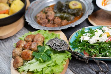 Bayram Mübarek Geleneksel Ramazan iftar yemeği. Ahşap mavi arka planda otantik kırsal tabaklarda çeşitli lezzetli yemekler. Bosna yemeği kebabı, pide, sarma, klepe, sogan dolma, kızarmış köfte. Ortadoğu tarihleri. Türk mutfağı. Üst v