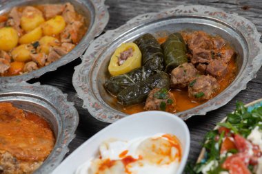 Bayram Mübarek Geleneksel Ramazan iftar yemeği. Ahşap mavi arka planda otantik kırsal tabaklarda çeşitli lezzetli yemekler. Bosna yemeği kebabı, pide, sarma, klepe, sogan dolma, kızarmış köfte. Ortadoğu tarihleri. Türk mutfağı. Üst v