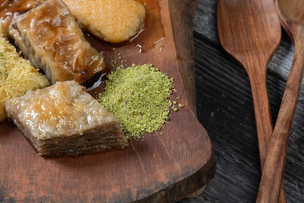 Ramazan Kareem Geleneksel Türk Ortadoğu Iftarı Baklava Şam Fıstıklı Kır — Stok fotoğraf