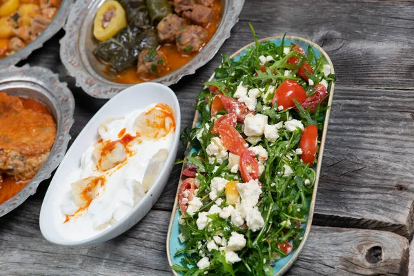 Bayram Mübarek Geleneksel Ramazan Iftar Yemeği Ahşap Mavi Arka Planda — Stok fotoğraf