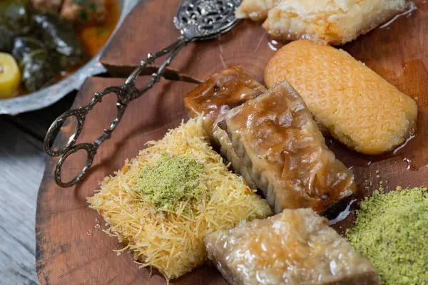 Ramazan Kareem Geleneksel Türk Ortadoğu Iftarı Baklava Şam Fıstıklı Kır — Stok fotoğraf