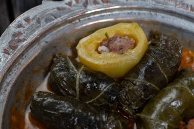 Bayram Mübarek Geleneksel Ramazan iftar yemeği. Ahşap mavi arka planda otantik kırsal tabaklarda çeşitli lezzetli yemekler. Bosna yemeği kebabı, pide, sarma, klepe, sogan dolma, kızarmış köfte. Ortadoğu tarihleri. Türk mutfağı. Üst v