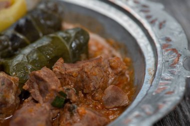 Bayram Mübarek Geleneksel Ramazan iftar yemeği. Ahşap mavi arka planda otantik kırsal tabaklarda çeşitli lezzetli yemekler. Bosna yemeği kebabı, pide, sarma, klepe, sogan dolma, kızarmış köfte. Ortadoğu tarihleri. Türk mutfağı. Üst v