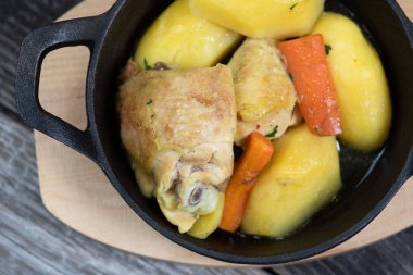 Bayram Mübarek Geleneksel Ramazan iftar yemeği. Ahşap mavi arka planda otantik kırsal tabaklarda çeşitli lezzetli yemekler. Bosna yemeği kebabı, pide, sarma, klepe, sogan dolma, kızarmış köfte. Ortadoğu tarihleri. Türk mutfağı. Üst v