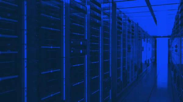 コンピュータネットワークセキュリティサーバールームデータセンター内のサーバーラック 3Dレンダリングダークブルー — ストック写真