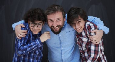 Mutlu baba oğullarına sarılıyor. Orta Doğu Arap ailesinde unutulmaz aile sevinci anları.