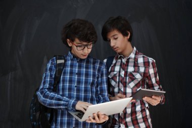 Arap gençlik takımı, öğrenci grubu dizüstü bilgisayar ve tablet bilgisayar online sınıf eğitimi kavramında birlikte çalışıyor