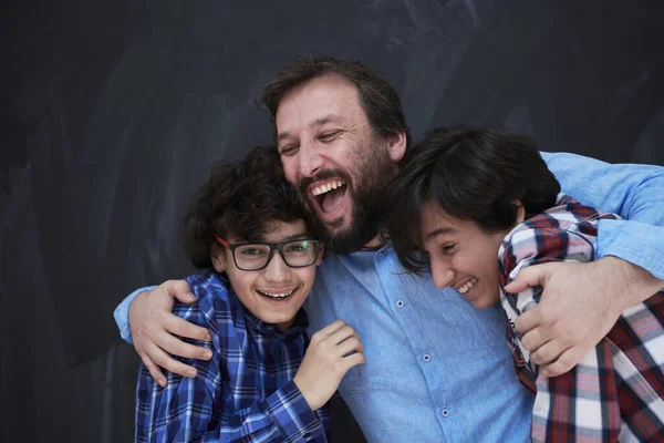 Gelukkig Vader Knuffelen Zonen Onvergetelijke Momenten Van Familie Vreugde Gemengde — Stockfoto