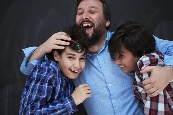 Feliz Padre Abrazando Los Hijos Inolvidables Momentos Alegría Familiar Familia —  Fotos de Stock